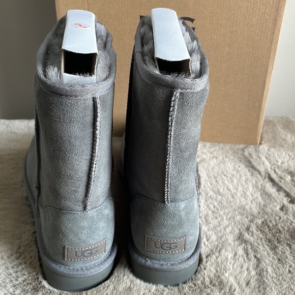 UGG - Women’s Classic Short ll / Winter Boots - Picture 4 of 9